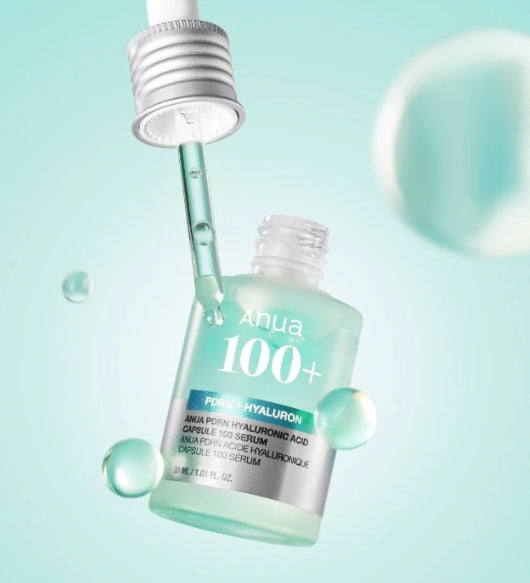 Відкритий флакон сироватки ANUA PDRN Hyaluronic Acid Capsule 100 Serum, над ним піпетка, наповнена засобом, навколо флакону і піпетки кульки сироватки на бірюзовому фоні.