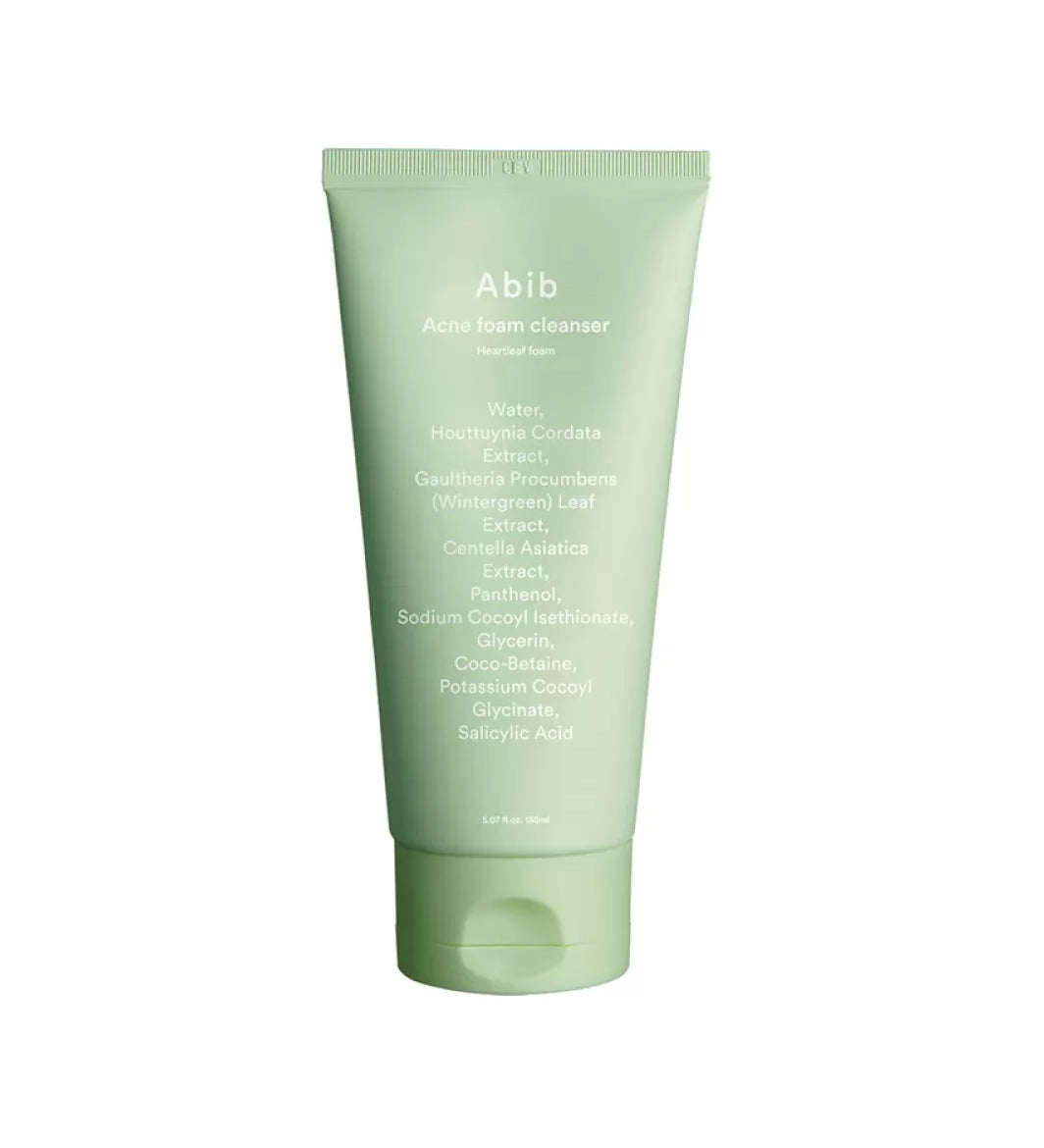 Салатовий тюбик із салатовою кришечкою пінки Abib Acne Foam стоїть на білому фоні.