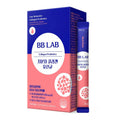 Синьо-рожева коробка та саше колагену BB LAB Low-Molecular Collagen Probiotics стоять на білому фоні.