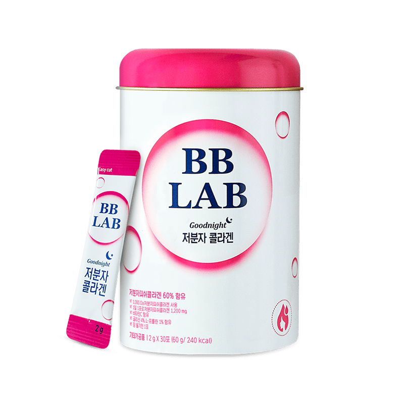 Біло-рожева баночка та саше колагену BB Lab Good Night Collagen стоять на білому фоні.
