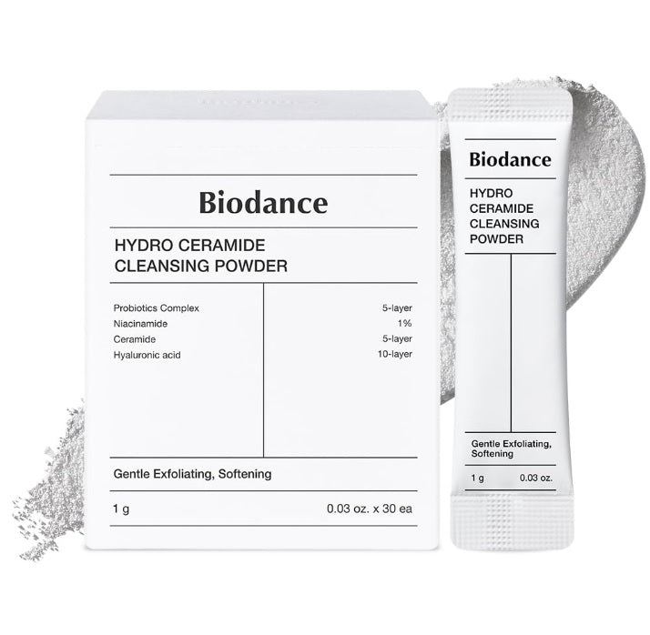 Біла коробка та саше засобу BIODANCE Hydro Ceramide Cleansing Powder на білому фоні, поруч видно текстуру порошку.