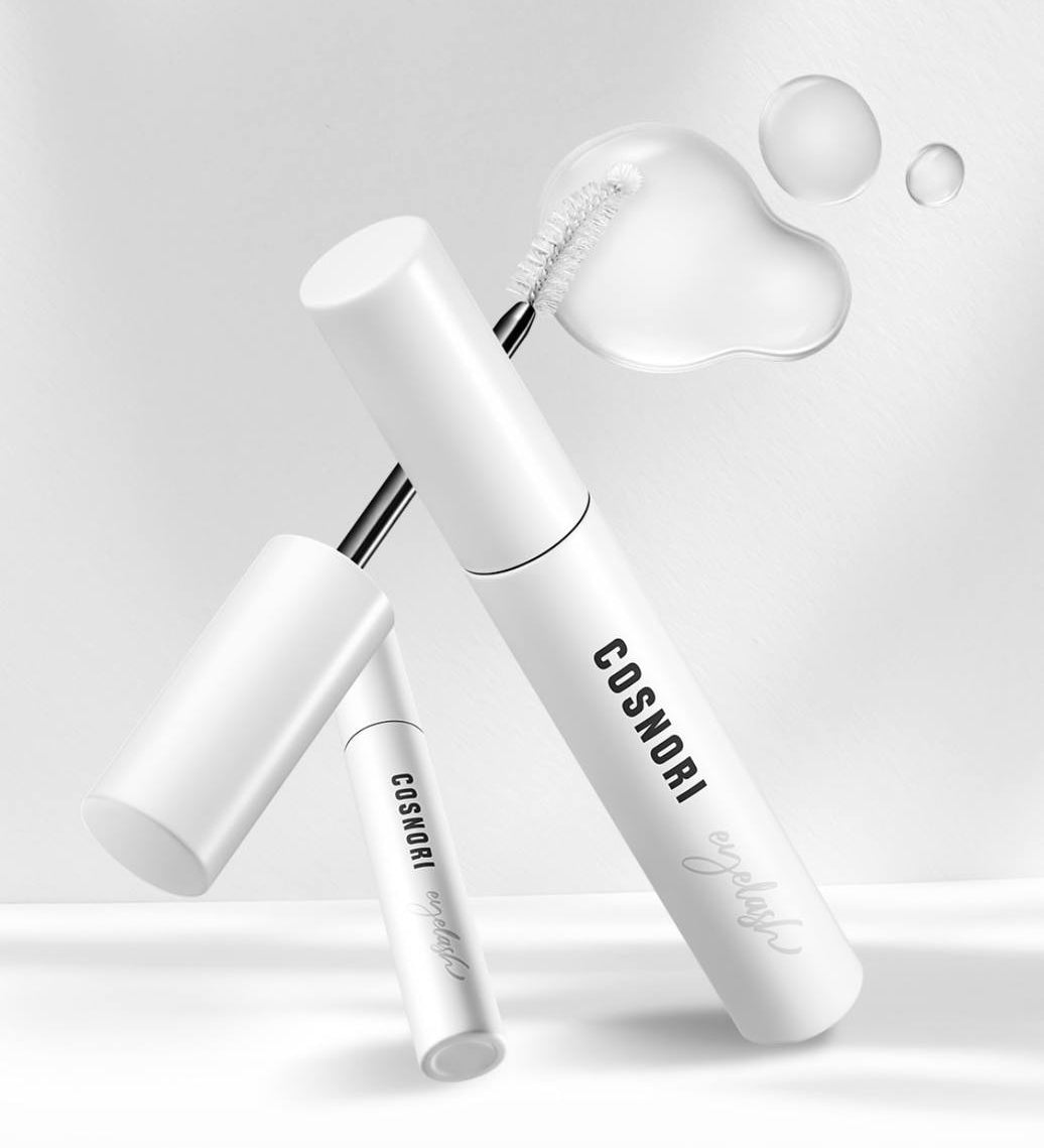 На фото видно два нахилених флакони сироватки для вій COSNORI Lash Serum, поряд з паличкою на якій видно текстуру.