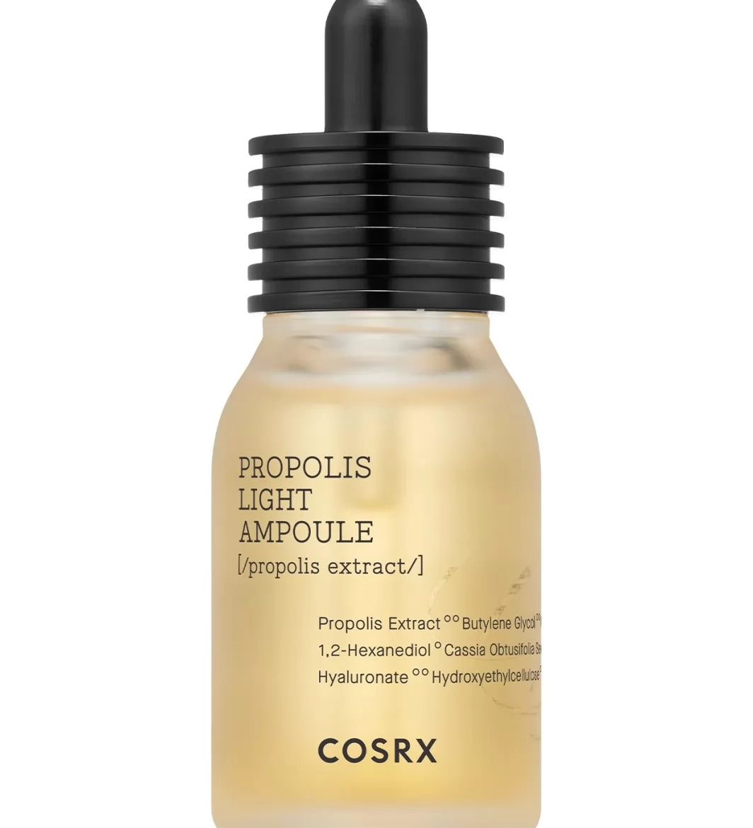 Напівпрозорий флакон з жовтою есенцією та чорною піпеткою COSRX Propolis Essence стоїть на білому фоні.