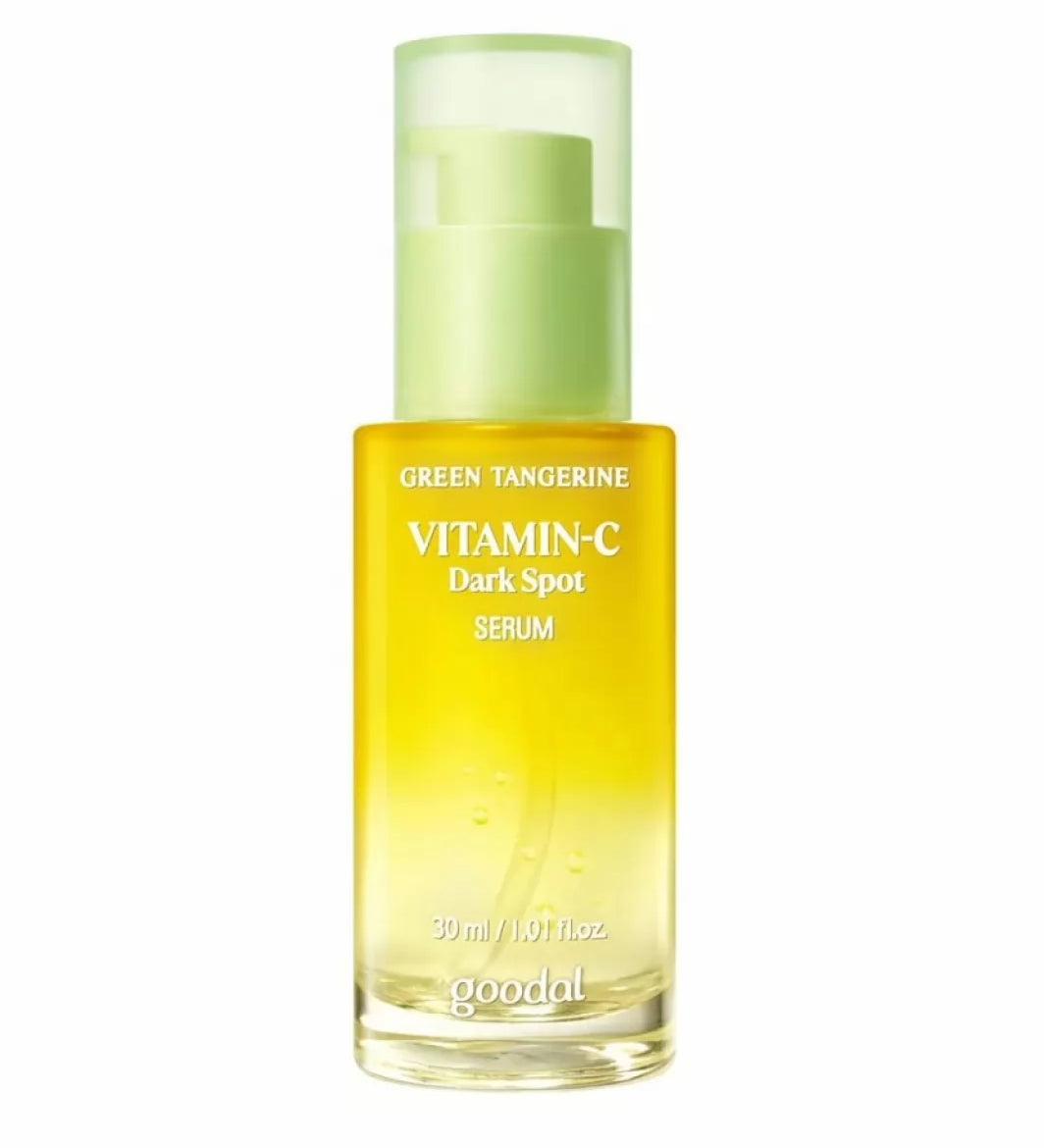 Напівпрозора пляшечка із напівпрозорою зеленою кришечкою і дозатором Goodal Green Tangerine Vita C Dark Spot Care Serum стоїть на білому фоні.