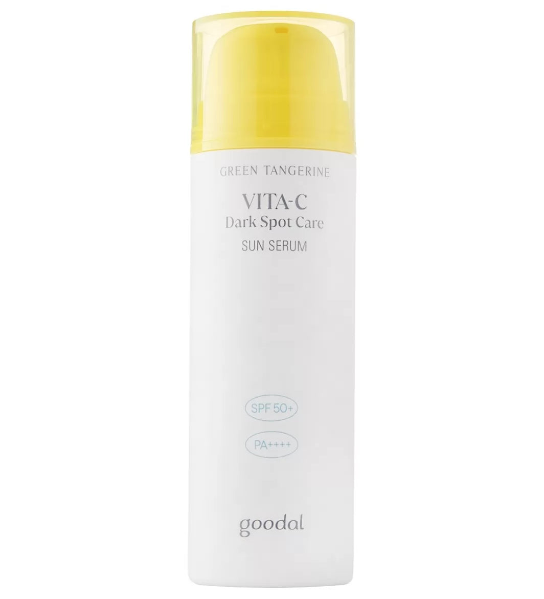 Біла пляшка з жовтою кришкою Goodal Green Tangerine Vita C Dark Spot Sun Care Serum SPF 50+ PA++++ стоїть на білому фоні.