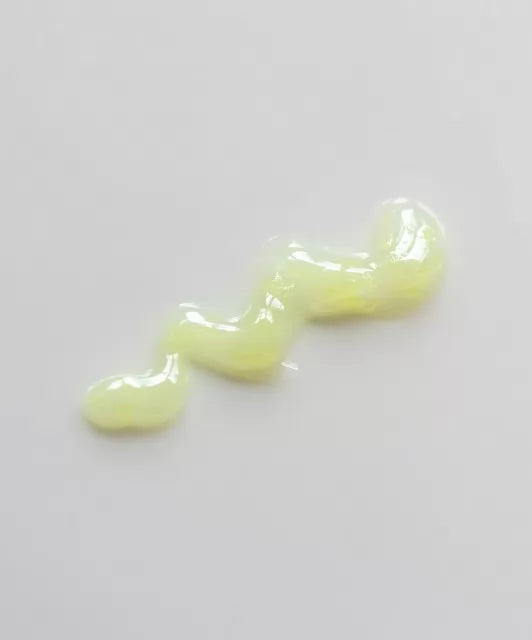 На білу поверхню нанесена текстура Goodal Green Tangerine Vita C Dark Spot Sun Care Serum SPF 50+ PA++++.