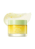 Скляна баночка крему Goodal Green Tangerine Vita C Dark Spot Care Cream з білою кришкою стоїть на білому фоні, на фоні розмазана кремова текстура крему, біло-жовтого кольору з жовтим вкрапленням.