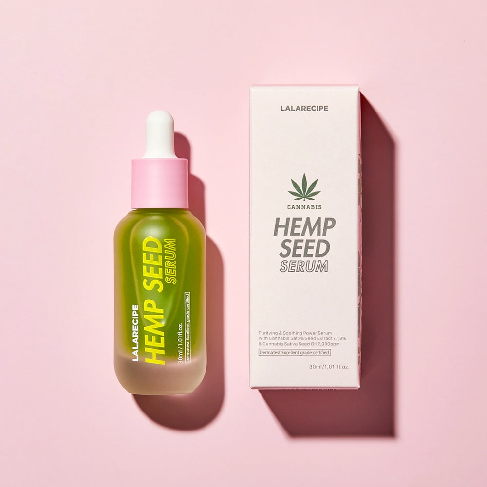 LALARECIPE Hemp Seed Serum – заспокійлива сироватка з екстрактом насіння конопель поруч із коробкою на рожевому фоні