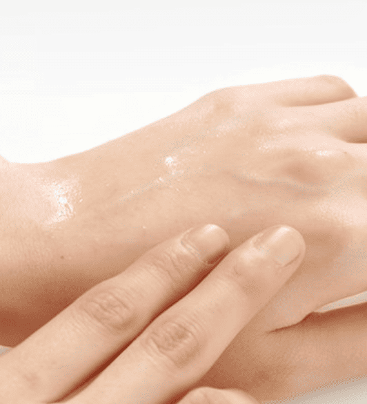 На фото видно розтерту на шкірі текстуру сироватки LALARECIPE Yuzu Vita C Ampoule, яка додає шкірі природного сяйва та зволоження.