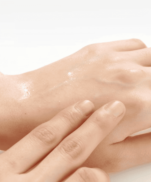 На фото видно розтерту на шкірі текстуру сироватки LALARECIPE Yuzu Vita C Ampoule, яка додає шкірі природного сяйва та зволоження.