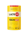 Жовта банка пробіотиків для кишечника LactoFit Probiotics Gold 50 sticks стоїть на білому фоні.