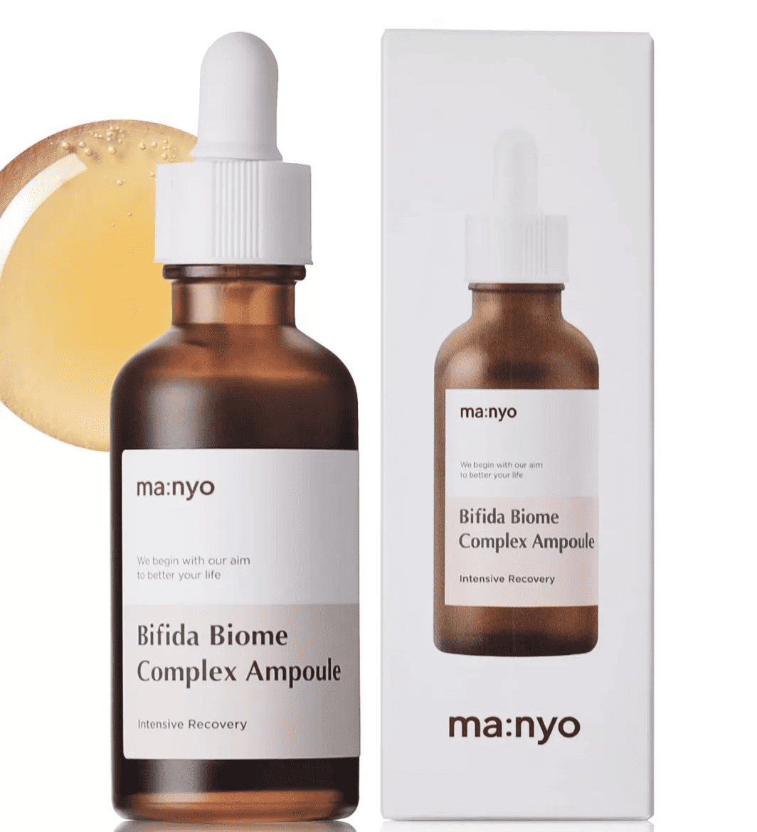 Коричнева пляшечка есенції Ma:nyo Bifida Biome Essence з білою піпеткою, на фоні видно текстуру засобу, поряд стоїть упаковка цього продукту.