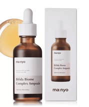 Коричнева пляшечка есенції Ma:nyo Bifida Biome Essence з білою піпеткою, на фоні видно текстуру засобу, поряд стоїть упаковка цього продукту.