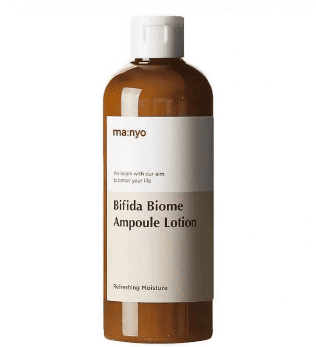 Коричнева напівпрозора пляшка з білою кришкою та бежевою етикеткою лосьйону Ma:nyo Bifida Biome Ampoule Lotion стоїть на білому фоні.
