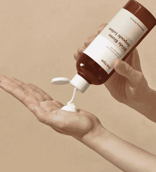 Людина виливає лосьйон Ma:nyo Bifida Biome Ampoule Lotion на долоню.