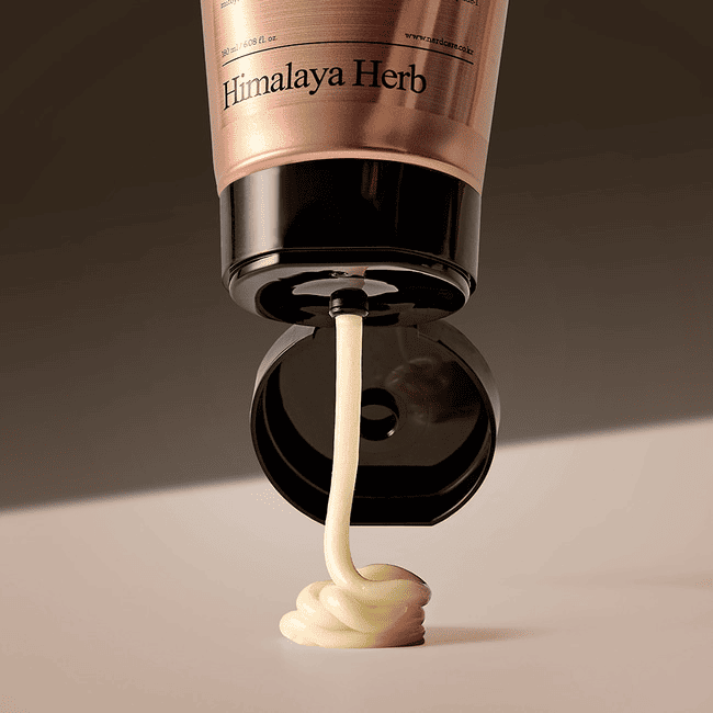 Ніжна бежева кремова текстура засобу NARD Damage RX Intensive Treatment видавлена з тюбику, 180мл