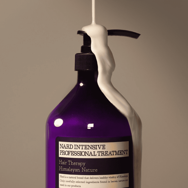 Біла гелева текстура, яка стікає на пляшку NARD Intensive Professional Treatment на світлому фоні