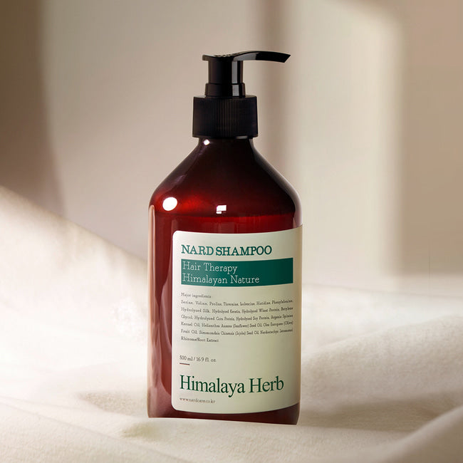 Флакон шампуню NARD Shampoo Tea Tree Rosemary на світлій м’якій тканині, 500 мл