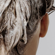 Напінене волосся густою білою піною, яка рівномірно його покриває