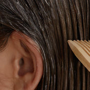 Текстура засобу NARD Treatment Signature покриває волосся і гребінець розчісує його, 500мл