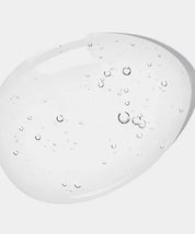 Гелева текстура засобу Nard Rich Argan Hair Essence Oil — напівпрозора, легка, з блиском, що нагадує ніжний водянистий гель, який легко розподіляється.