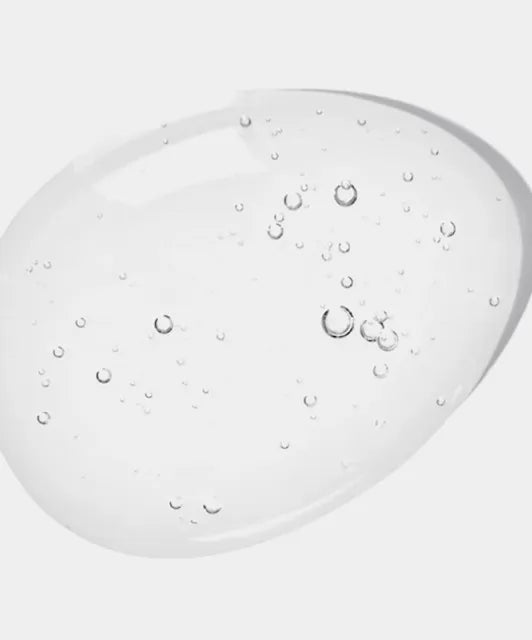 Гелева текстура засобу Nard Rich Argan Hair Essence Oil — напівпрозора, легка, з блиском, що нагадує ніжний водянистий гель, який легко розподіляється.