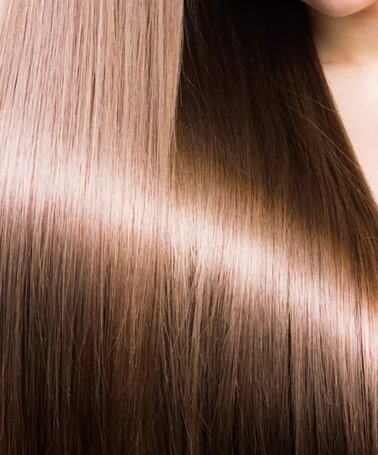 На фото показано волосся після використання засобу — виглядає гладким, блискучим, зволоженим і доглянутим.