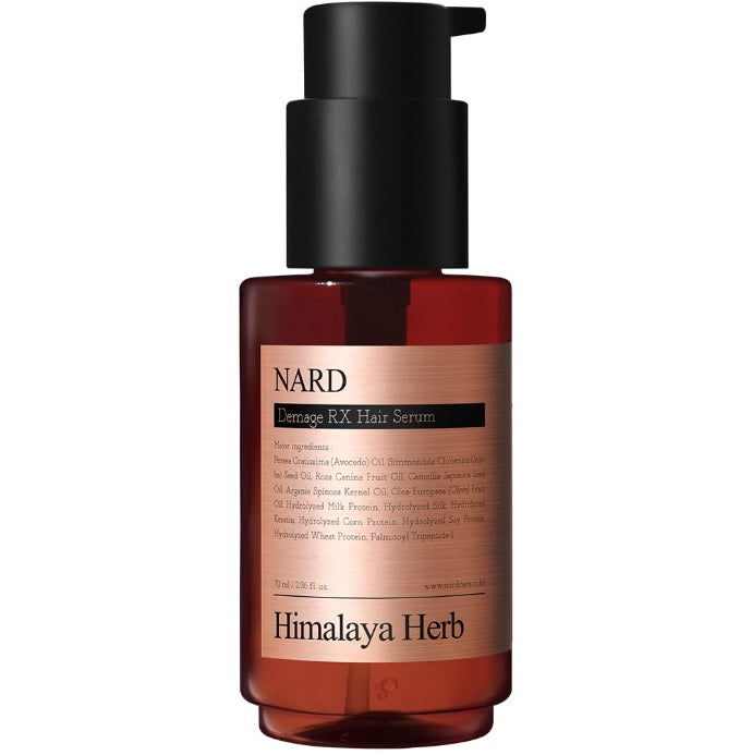 Коричнево-прозора бутилочка з чорним дозатором серуму для волосся NARD Damage RX Hair Serum стоїть на білому фоні.