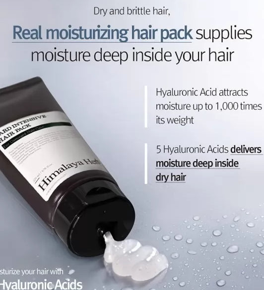 Біло-прозора кремова текстура засобу Nard Intensive Hair Pack витікає на блакитну поверхню на якій розбризкані краплі води, 200 мл