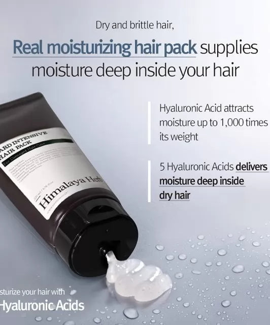 Біло-прозора кремова текстура засобу Nard Intensive Hair Pack витікає на блакитну поверхню на якій розбризкані краплі води, 200 мл