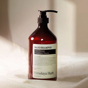 Флакон шампуню NARD Shampoo Signature Himalaya Herb на світлій м’якій тканині, 500 мл