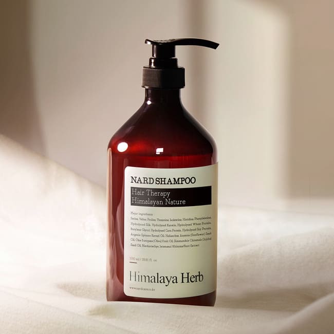 Флакон шампуню NARD Shampoo Signature Himalaya Herb на світлій м’якій тканині, 500 мл