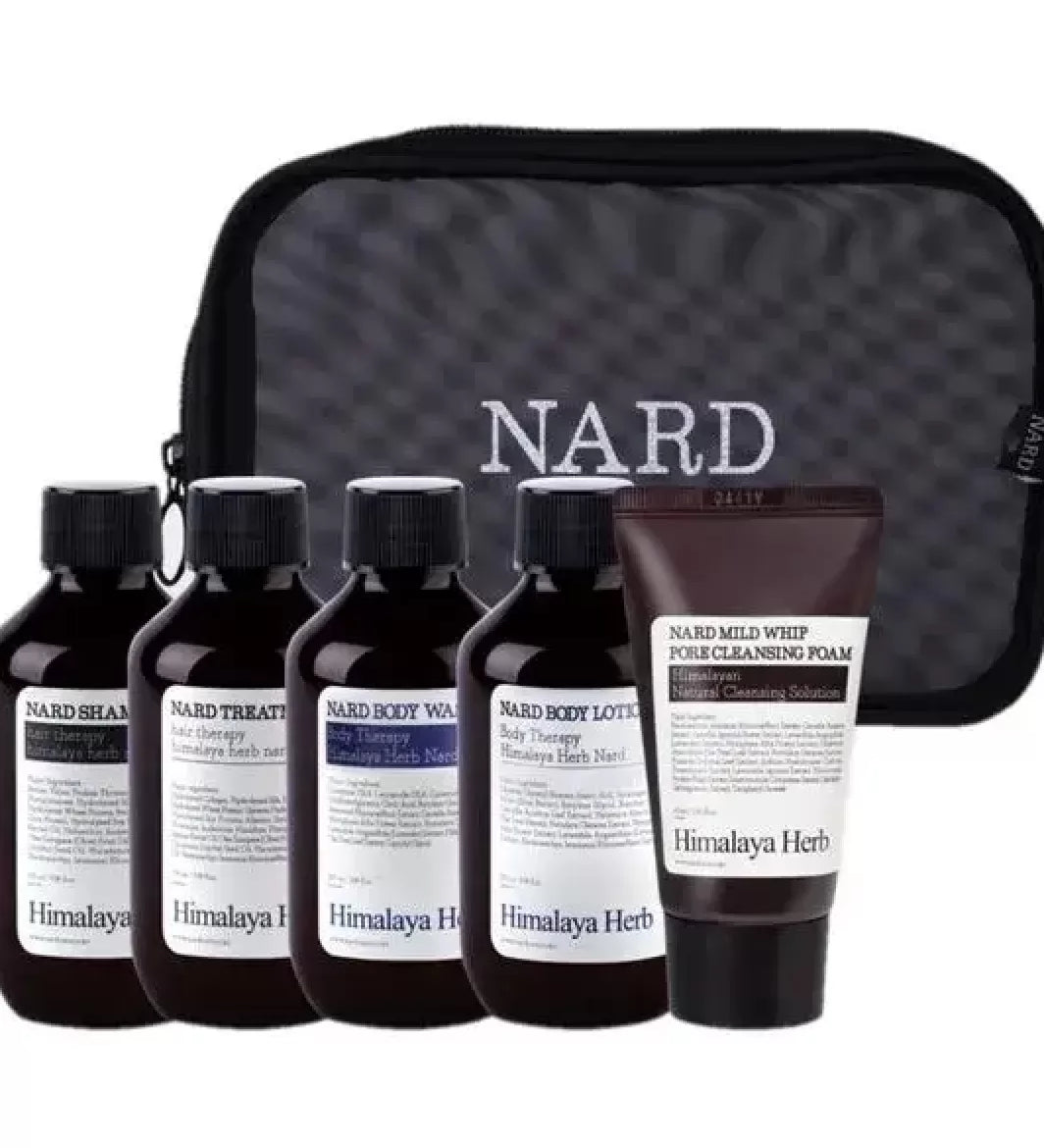 На передньому плані п'ять засобів: Shampoo 100 мл, Treatment 100 мл, Body Wash 100 мл, Body Lotion 100 мл та Mild Whip Pore Cleansing Foam 40ml, на задньому плані - чорна сумка для них