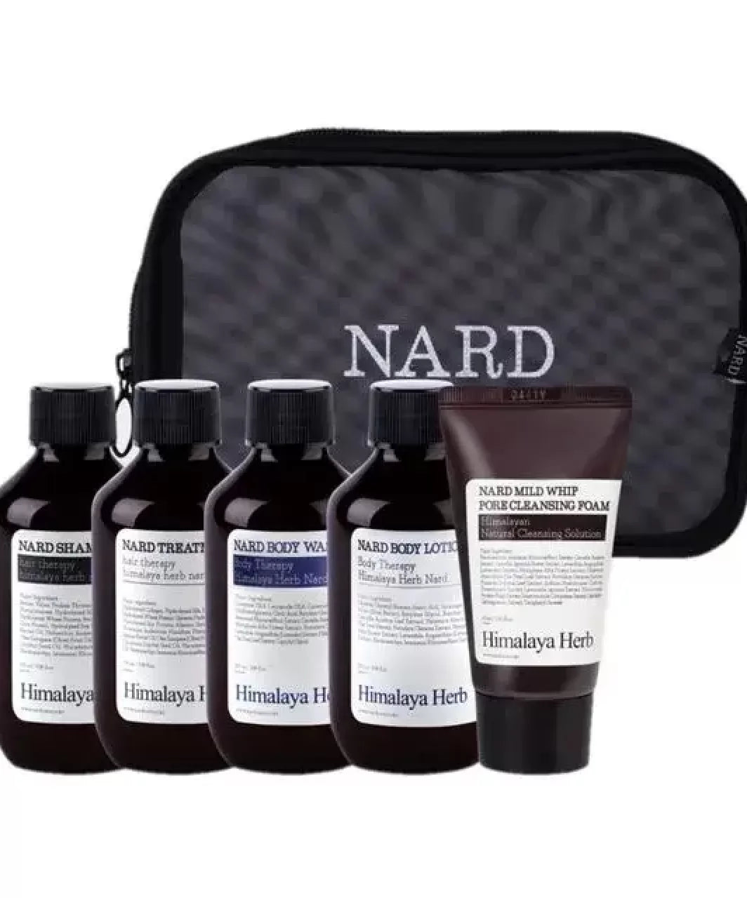 На передньому плані п'ять засобів: Shampoo 100 мл, Treatment 100 мл, Body Wash 100 мл, Body Lotion 100 мл та Mild Whip Pore Cleansing Foam 40ml, на задньому плані - чорна сумка для них