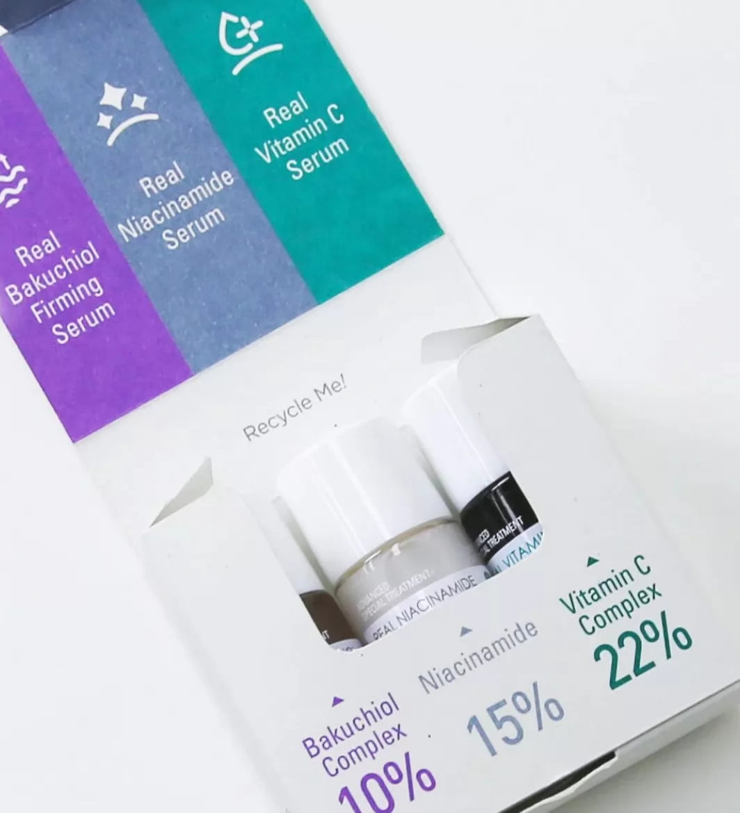 Відкрита біла коробочка набору міні сироваток Neogen Dermalogy Real Serum Mini Trio Set, у якій видно три маленькі флакони сироваток.