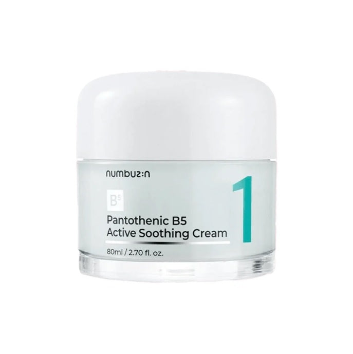 Скляна баночка з білою кришкою крему Numbuzin No.1 Pantothenic B5 Active Soothing Cream стоїть на білому фоні.