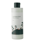 Світло-зелена баночка лосьйону ROUND LAB Pine Calming Cica Lotion стоїть на білому фоні.