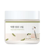 Прозора баночка з етикеткою та білою кришечкою крему Round Lab Soybean Nourishing Cream стоїть на білому фоні.