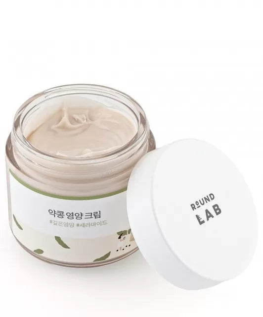 Відкрита баночка крему Round Lab Soybean Nourishing Cream стоїть на білому фоні.