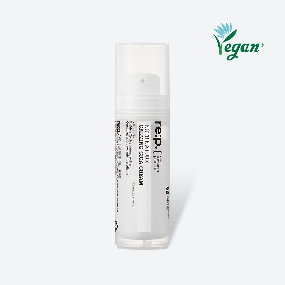 Закрита біла пляшечка з дозатором крему RE:P Nutriniature Calming Cica Cream стоїть на білому фоні.