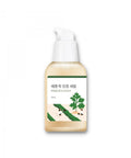 Бежева пляшечка з білим дозатором сироватки ROUND LAB Mugwort Calming Serum стоїть на білому фоні.