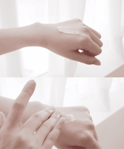 Людина наносить крем SNature Aqua Squalane Moisturizing Cream на шкіру руки, м'яко розподіляючи його по поверхні.