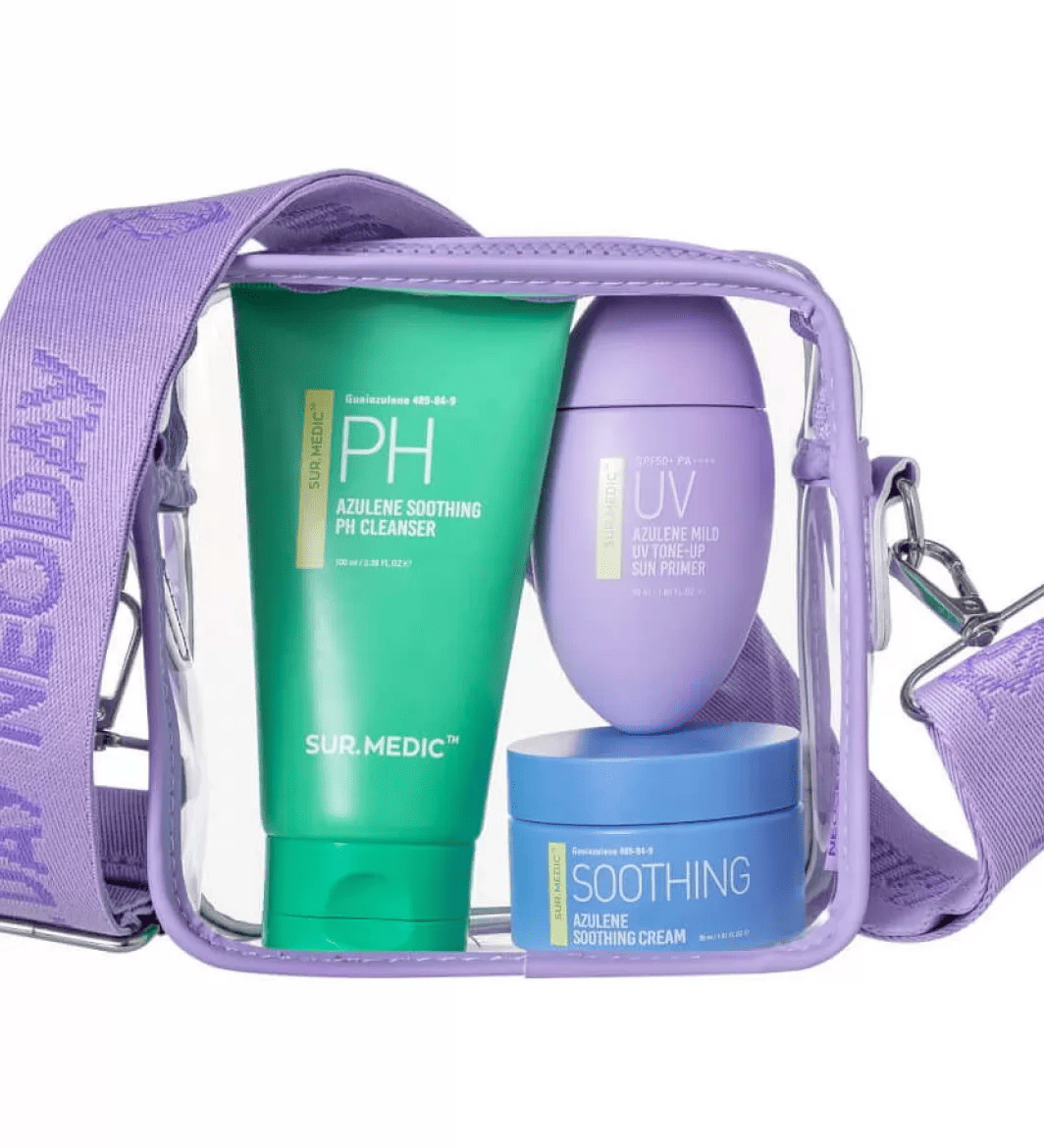 На фото сумка-набір з трьома засобами: Azulene Soothing PH Cleanser, Azulene Soothing Cream, Azulene Mild Tone-up Cream на білому фоні.