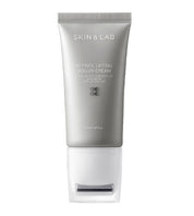 Сірий тюбик з білою роликовою насадкою крему Skin&Lab Retinol Lifting Roller Cream стоїть на білому фоні.