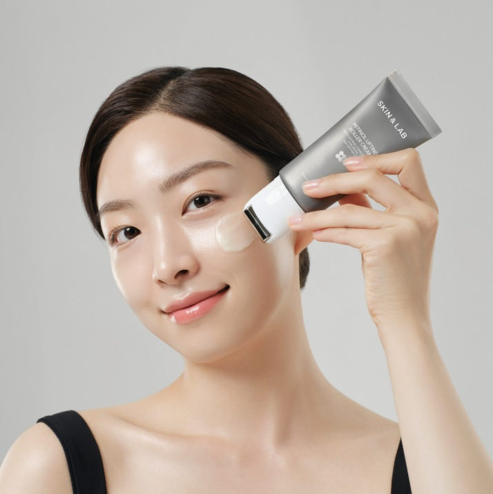Дівчина легким рухом наносить крем Skin&Lab Retinol Lifting Roller Cream під око за допомогою ролика.