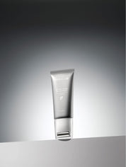 Сірий тюбик з білою роликовою насадкою крему Skin&Lab Retinol Lifting Roller Cream стоїть на білому подіумі на сірому фоні.