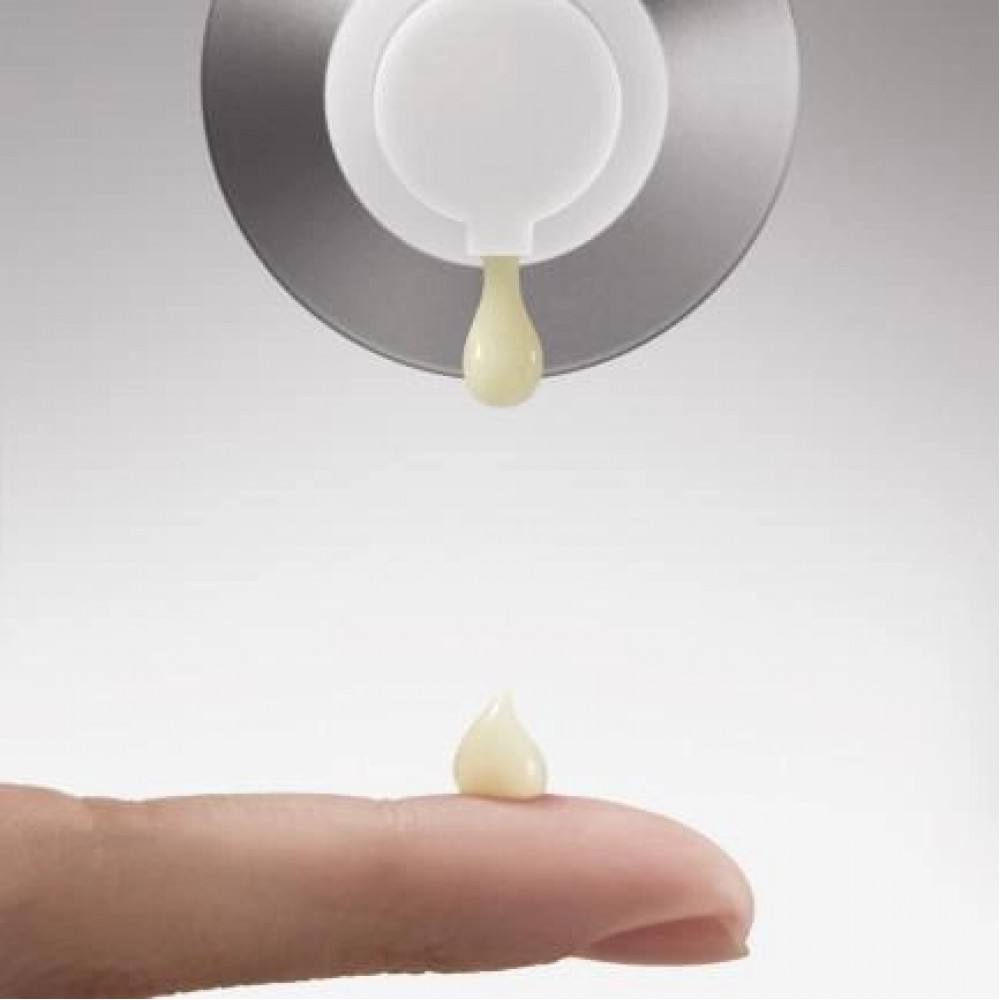 З дозатора сріблястої ампули Skin&Lab Retinol Repair Serum капає сироватка на палець, який піднесено до флакону.