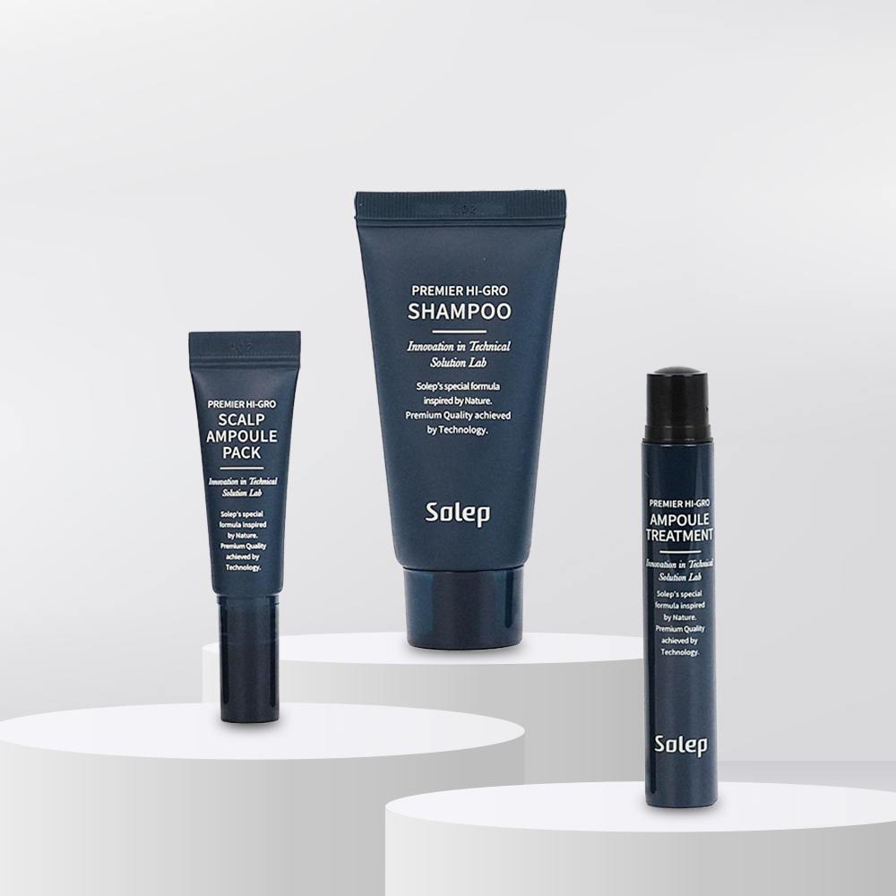 Три мініатюрні засоби на білих подіумах: Solep (Miniature) Premier Hi-gro Ampoule Pack, Solep (Miniature) Premier Hi-gro Ampoule Treatment, Solep (Miniature) Premier Hi-gro Shampoo. Ці продукти розташовані на білому фоні.