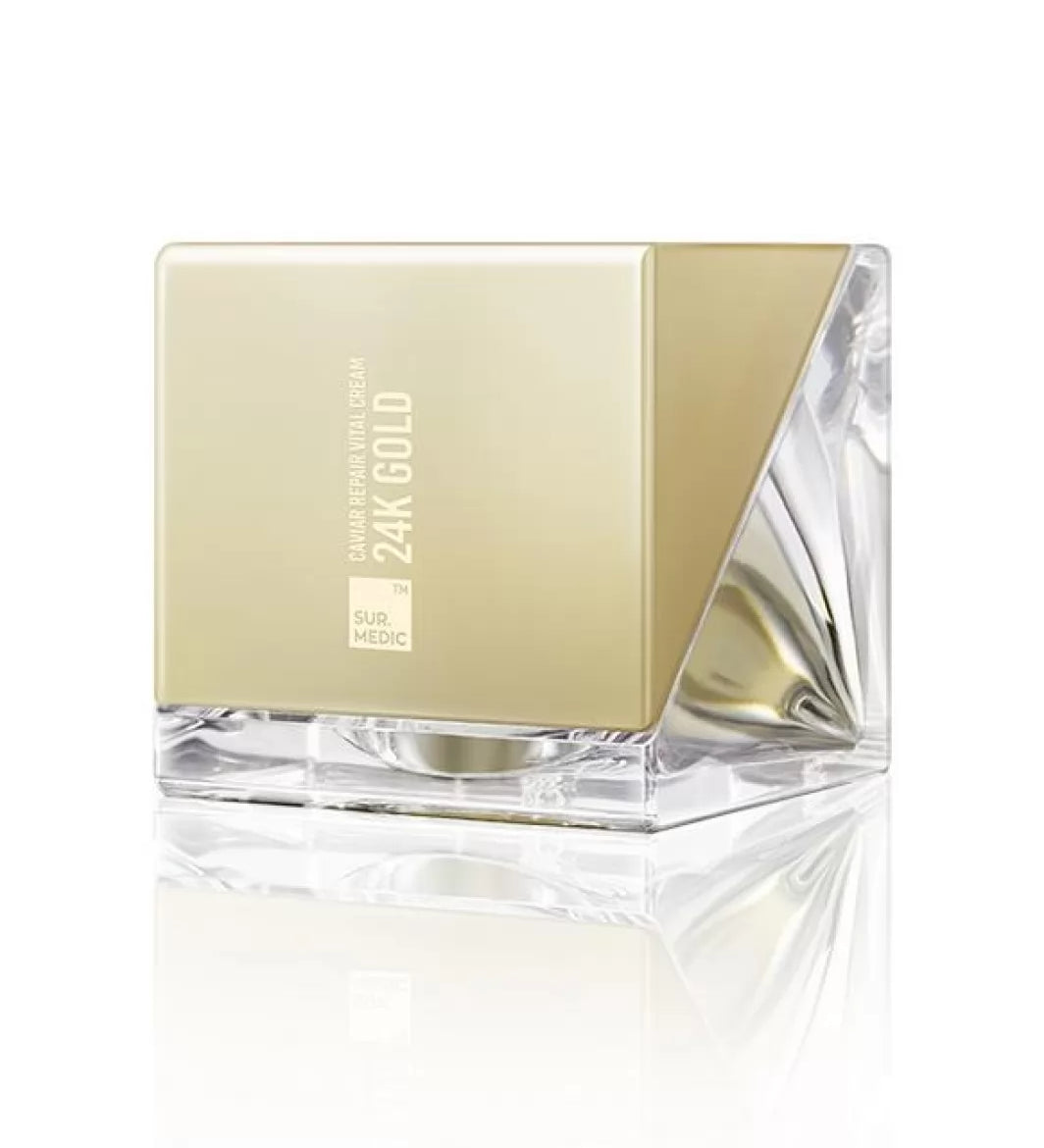 Напівпрозора, напівзолотиста баночка у вигляді куба крему Sur.Medic+ 24K Gold Caviar Repair Vital Cream стоїть на білому фоні.