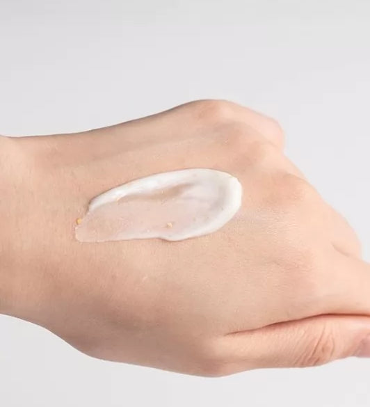 Текстура крему Sur.Medic+ 24K Gold Caviar Repair Vital Cream намазана на шкіру руки.